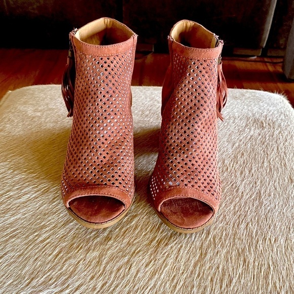 Qupid- Open Toe Booties, shooties, Chunky tassel detail, cognac color. Size 7 - Picture 3 of 7